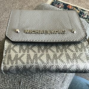 Trifold wallet. No zipper for coins. Just a fold over with a snap closure.